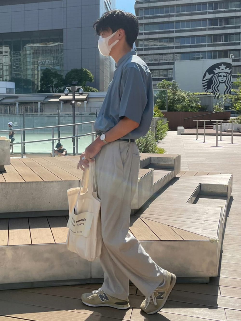 「スニーカー、トートバッグ、ワイドパンツ、タックイン、夏コーデ、細身、淡色コーデ、170cm、バンドカラーシャツ、お洒落さんとつながりたい」｜「SENSE OF PLACE by URBAN RESEARCHのバンドカラーシャツ（シャツ/ブラウス、ブルー系）」を使った、oryuryusanさん（メンズ・170cm）の秋コーディネートの1枚目の写真