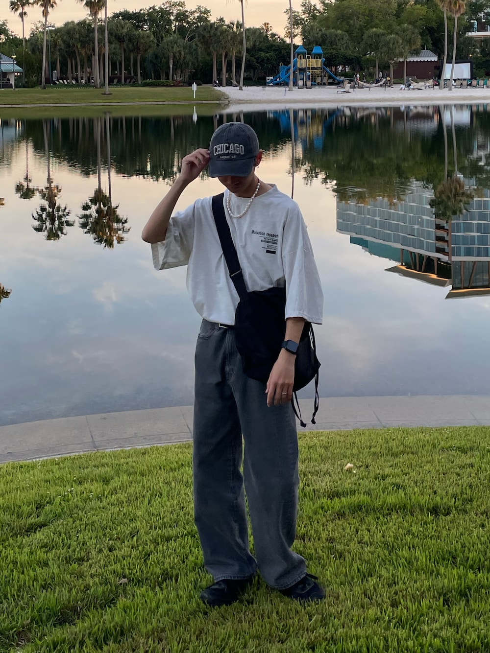 「今日のコーデ、ootd、夏コーデ、プチプラ、カジュアル、カジュアルコーデ、ロゴT、デニムパンツ、バギーパンツ、ショルダーバッグ、キャップ、タックイン、海外旅行」｜「SHEENAのMotivationロゴプリントオーバーサイズＴシャツ（Tシャツ/カットソー、グレー系）」を使った、oryuryusanさん（メンズ・169cm）の春コーディネートの1枚目の写真