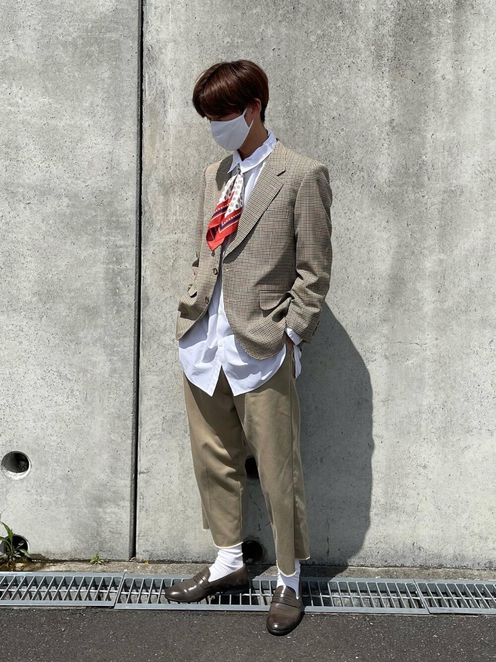 グレー系のローファー、ベージュ系のその他パンツ、ホワイト系のシャツ/ブラウスを着用したメンズの春コーディネートの1枚目の写真