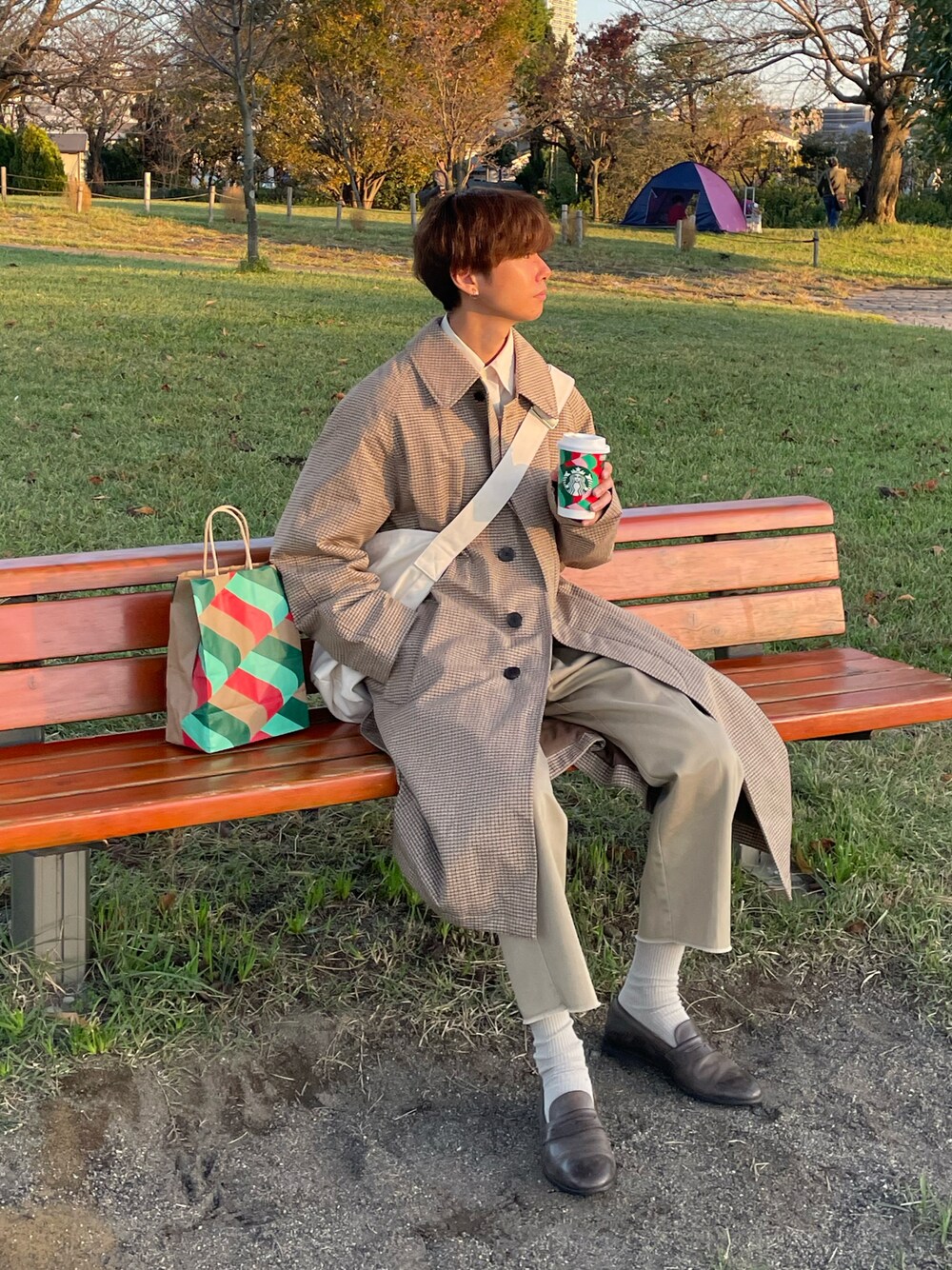 「今日のコーデ、ootd、秋冬コーデ、秋コーデ、淡色コーデ、トレンチコート、シャツ、アンクルパンツ、ローファー、ショルダーバッグ」｜「UNIQLOのアイテム（トレンチコート、ベージュ系）」を使った、oryuryusanさん（メンズ・169cm）の秋コーディネートの1枚目の写真