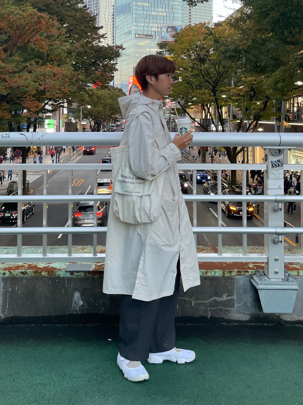 「ファッションを楽しもう、今日のコーデ、ootd、ロングコート、スラックス、トートバッグ、サンダル、ユニクロ」｜「UNIQLOのポケッタブルロングコートSサイズ（ジャケット/アウター、ホワイト系）」を使った、oryuryusanさん（メンズ・169cm）の秋コーディネートの1枚目の写真