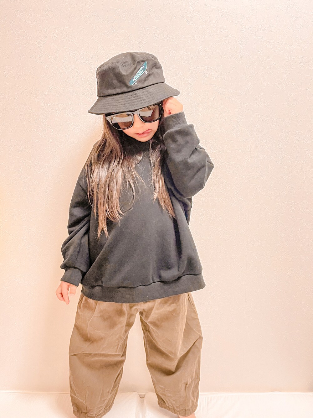 「女の子コーデ、キッズファッション、シンプル、シンプルコーデ、おとばなコーデ、バケットハット、ストリート、だぼだぼ」｜「ELEMENTのELEMENT/エレメント　キッズ ハット　BB025-933（ハット、ブラック系）」を使った、🌴yunapi🏄‍♀️さん（キッズ・120cm）の冬コーディネートの1枚目の写真