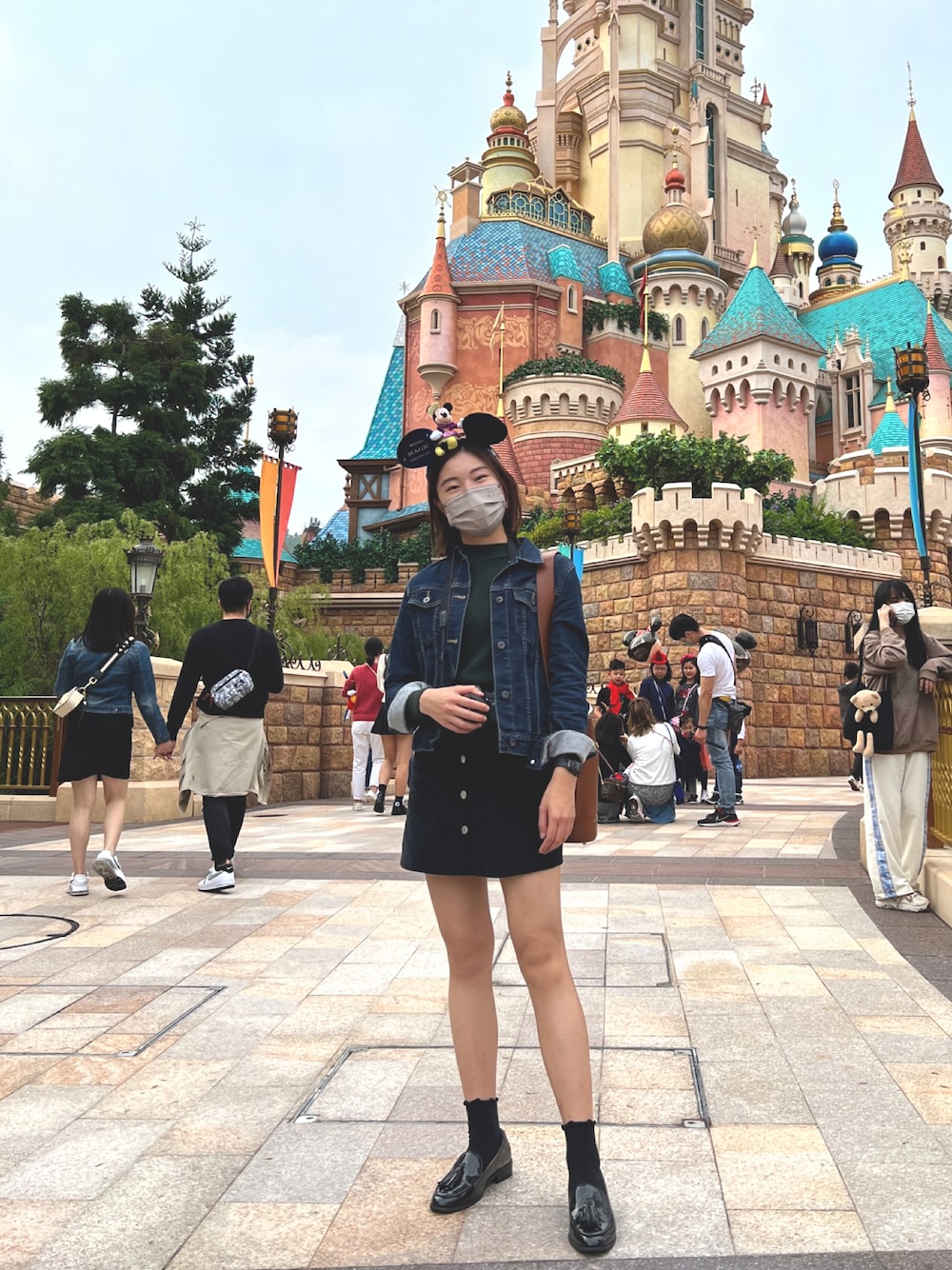 「disney、Disneyland、Hong Kong、girly、christmas、LOVE」｜「RABEANCOのアイテム（ショルダーバッグ、ブラウン系）」を使った、cinwhlさん（レディース・158cm）の春コーディネートの1枚目の写真