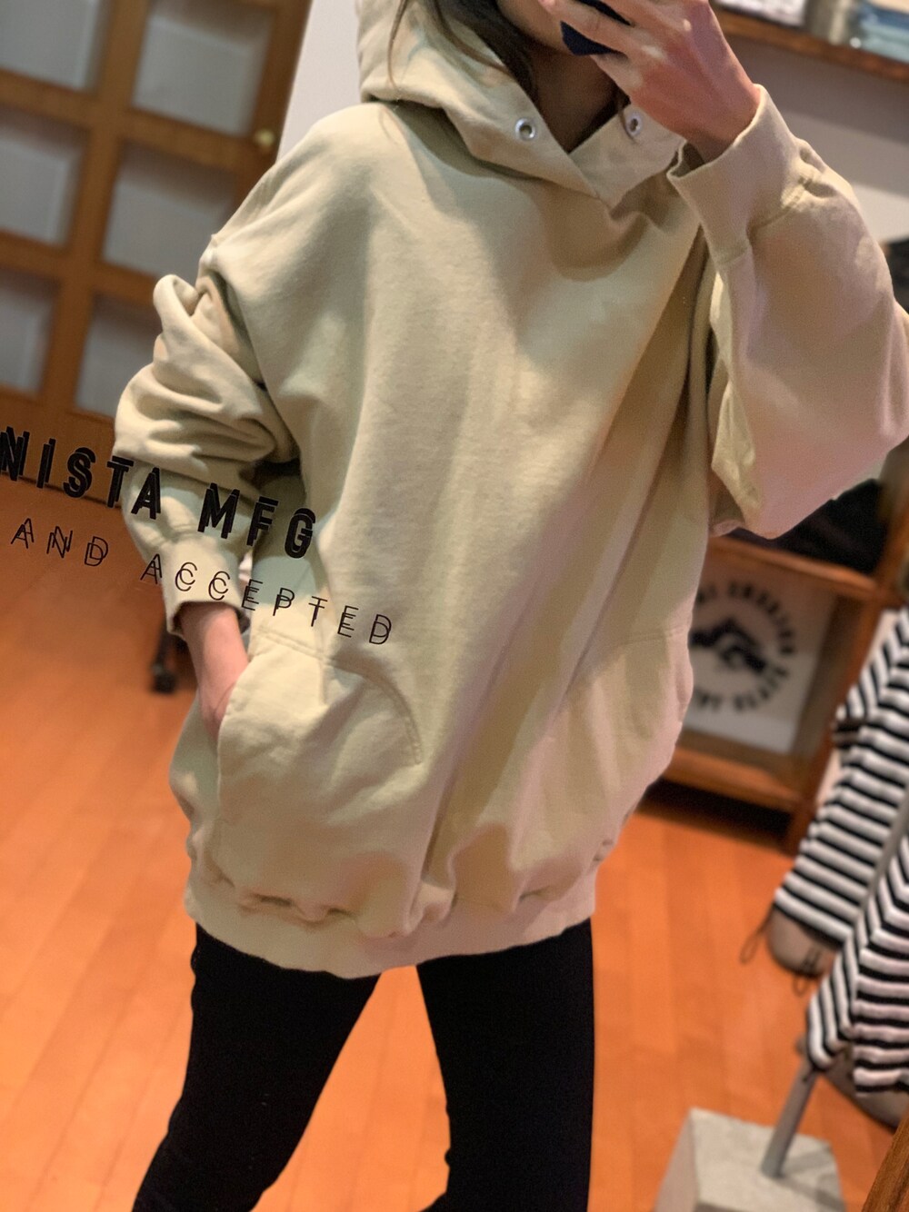 「Sandinista、パーカー、レギンス、シンプルコーデ、ユニセックス」｜「SandinistaのSide Pocket Hooded Sweatshirt / フラットシーマ縫製シームポケット仕様パーカー（パーカー、ベージュ系）」を使った、mikiさん（レディース・168cm）の冬コーディネートの1枚目の写真