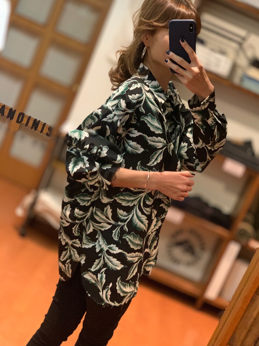 「Sandinista、シャツスタイル、レーヨンシャツ、ユニセックス、シンプルコーデ、春コーデ」｜「SandinistaのLeaf Pattern Rayon Shirt / レーションリーフ柄シャツ（シャツ/ブラウス、ブラック系）」を使った、mikiさん（レディース・168cm）の春コーディネートの1枚目の写真