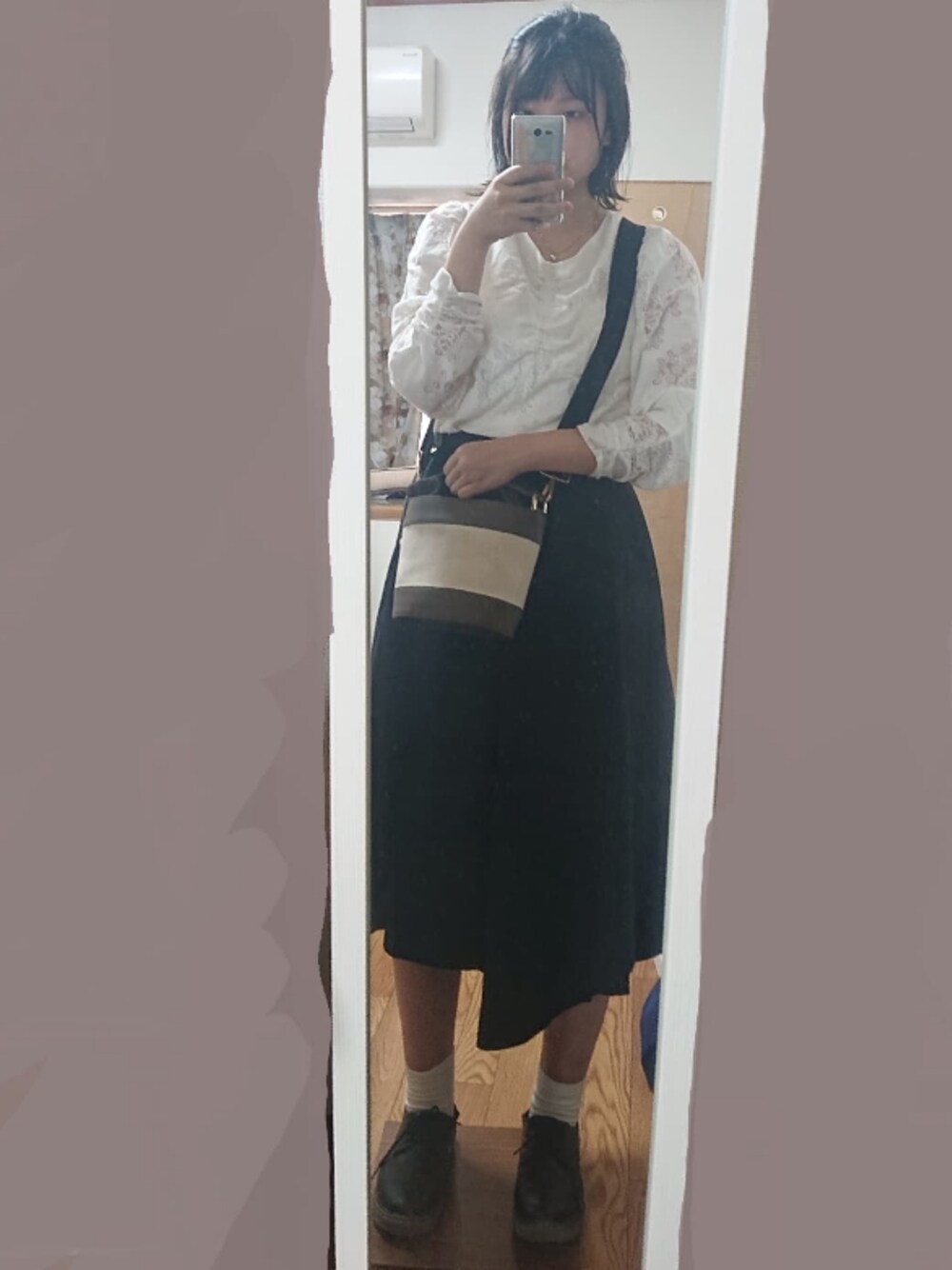 「ラブアンドピース2021、ootd、おしゃれさんと繋がりたい、モノトーン、プチプラ、キレイめ、秋のコーデ、ELENCARE DUE、jemiremi、骨格ストレート」｜「ELENCARE DUEの・ELENCARE DUE レースシャーリングブラウス＊（シャツ/ブラウス、ホワイト系）」を使った、はーちゃん🐻さん（レディース・165cm）の秋コーディネートの1枚目の写真