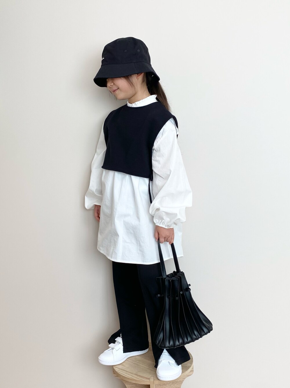 「モノトーン、モード、バルーンスリーブ、バケットハット、プリーツバッグ、巾着バッグ、ZARA KIDS、ニットベスト、マイベストコーデ2021、ビックシルエット、ストリート、スニーカー、プチプラ、韓国ファッション、レイヤードスタイル」｜「Birthdayのアイテム（帽子、ブラック系）」を使った、ひのひのさん（キッズ・110cm）の冬コーディネートの1枚目の写真