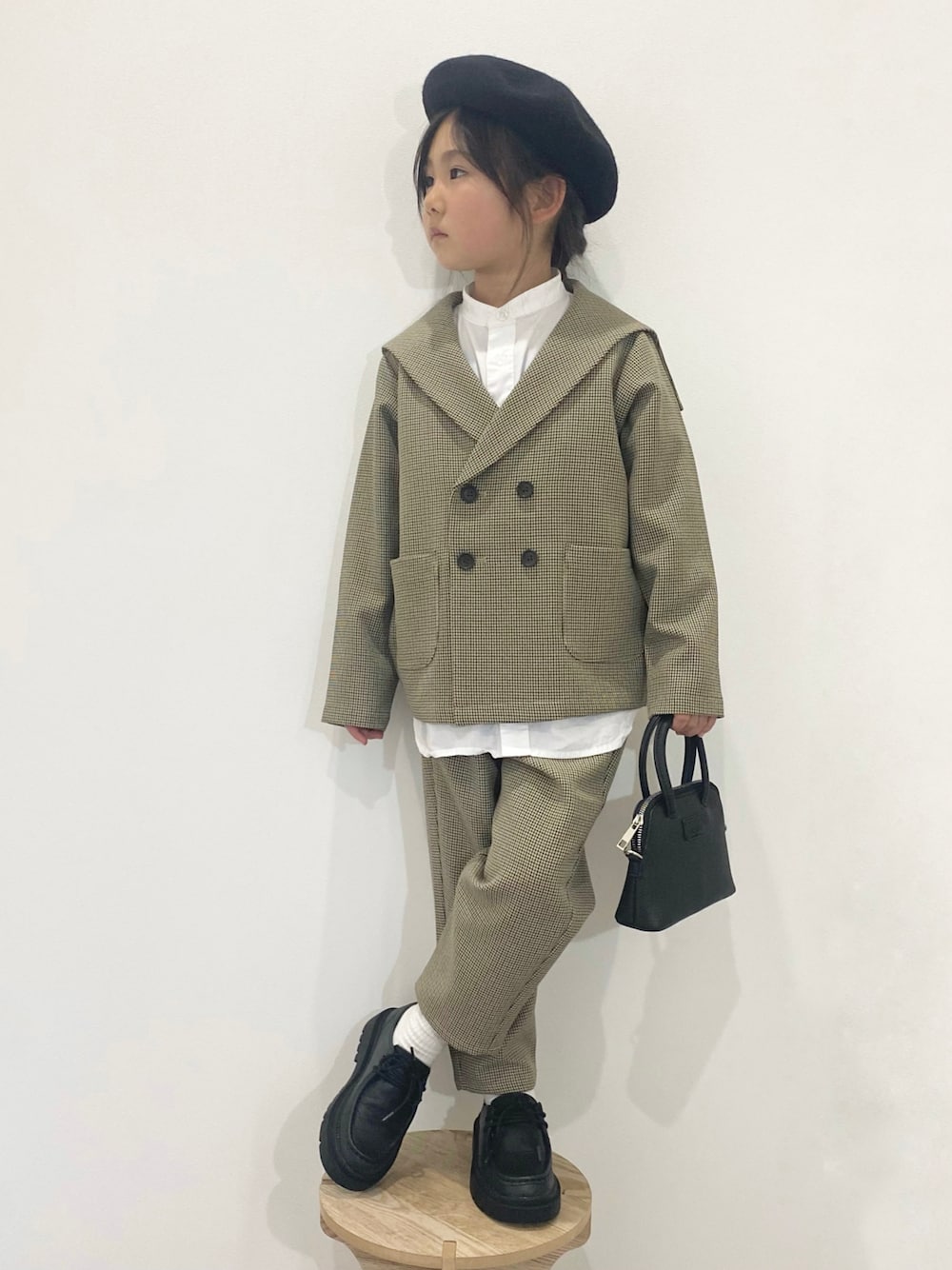 「セットアップ、キッズコーデ、レイヤードスタイル、ガンクラブチェック、チェック柄に恋してる、チェック、バンドカラーシャツ、ハンドバッグ、ベレー帽、ドレスシューズ、モード、シンプル、白シャツ、プチプラコーデ、LOWRYSFARM」｜「LOWRYS FARMのラナテックキノウセーラージャケット　949128（テーラードジャケット、ベージュ系）」を使った、ひのひのさん（キッズ・120cm）の冬コーディネートの1枚目の写真