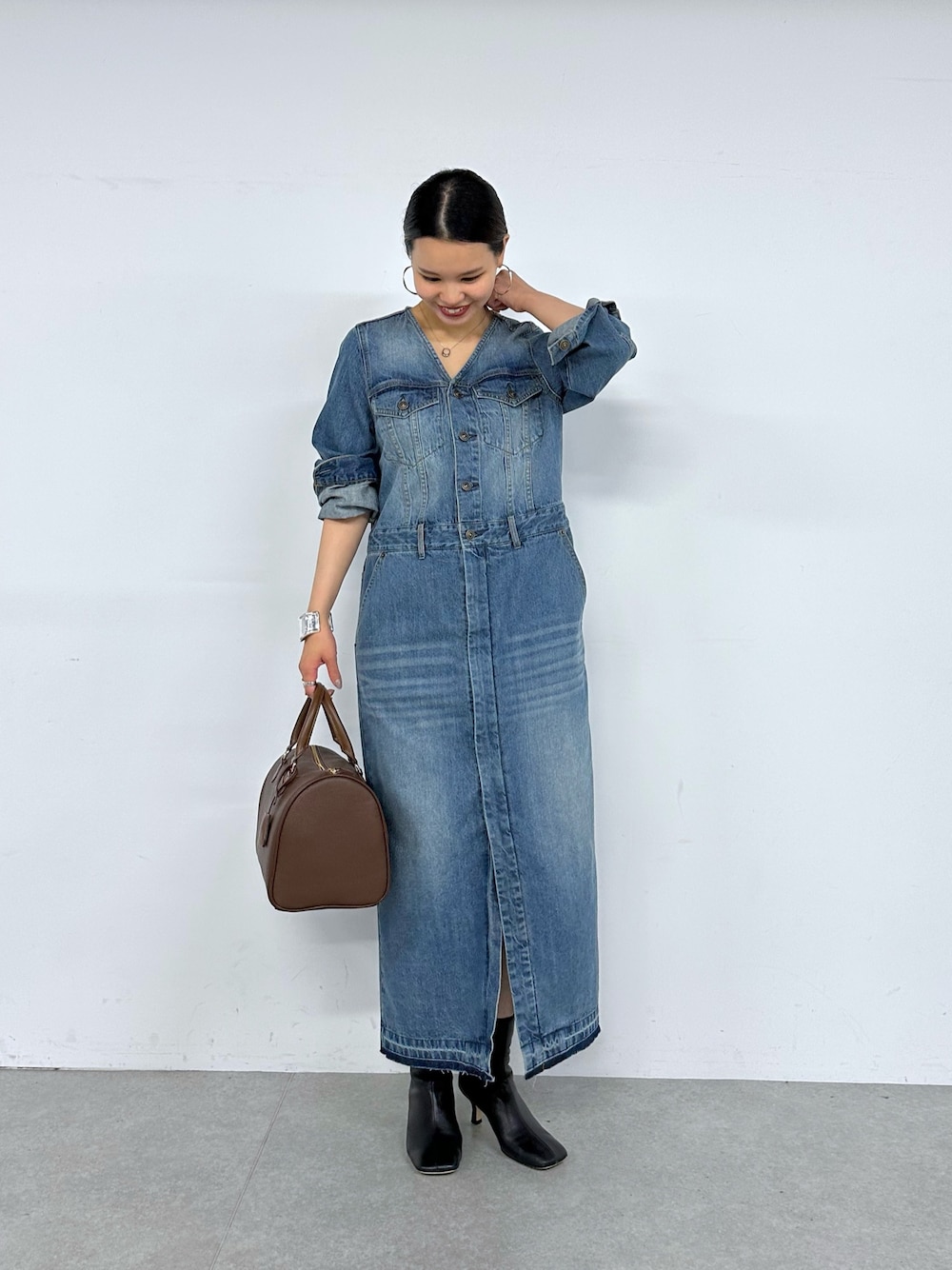 ノーカラーデニムワンピースを使った人気ファッションコーディネート