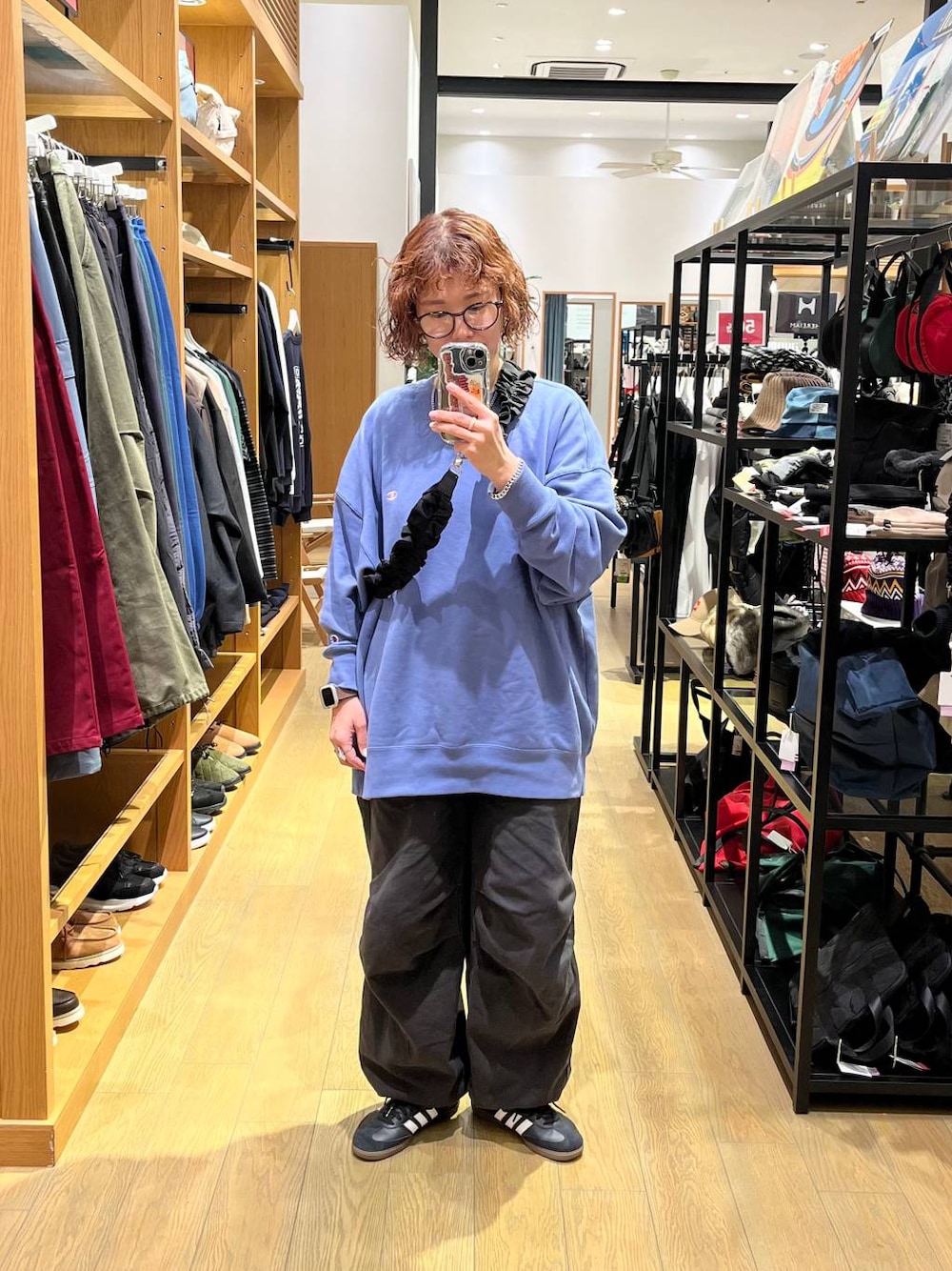 「ナチュラル、ゆったり、ユニセックス、BAYFLOW、カジュアル、カジュアルコーデ、冬コーデ、スウェット」｜「BAYFLOWのカツラギパラシュートパンツ（その他パンツ、ブラック系）」を使った、mocoさん（レディース・165cm）の冬コーディネートの1枚目の写真