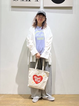 「BAYFLOW（ベイフロー）の[ヴィンテージ感のある風合い]ピグメントロゴ半袖Tシャツ（Tシャツ/カットソー、ブルー系）」を使った、mocoさん（レディース・165cm）の春コーディネート