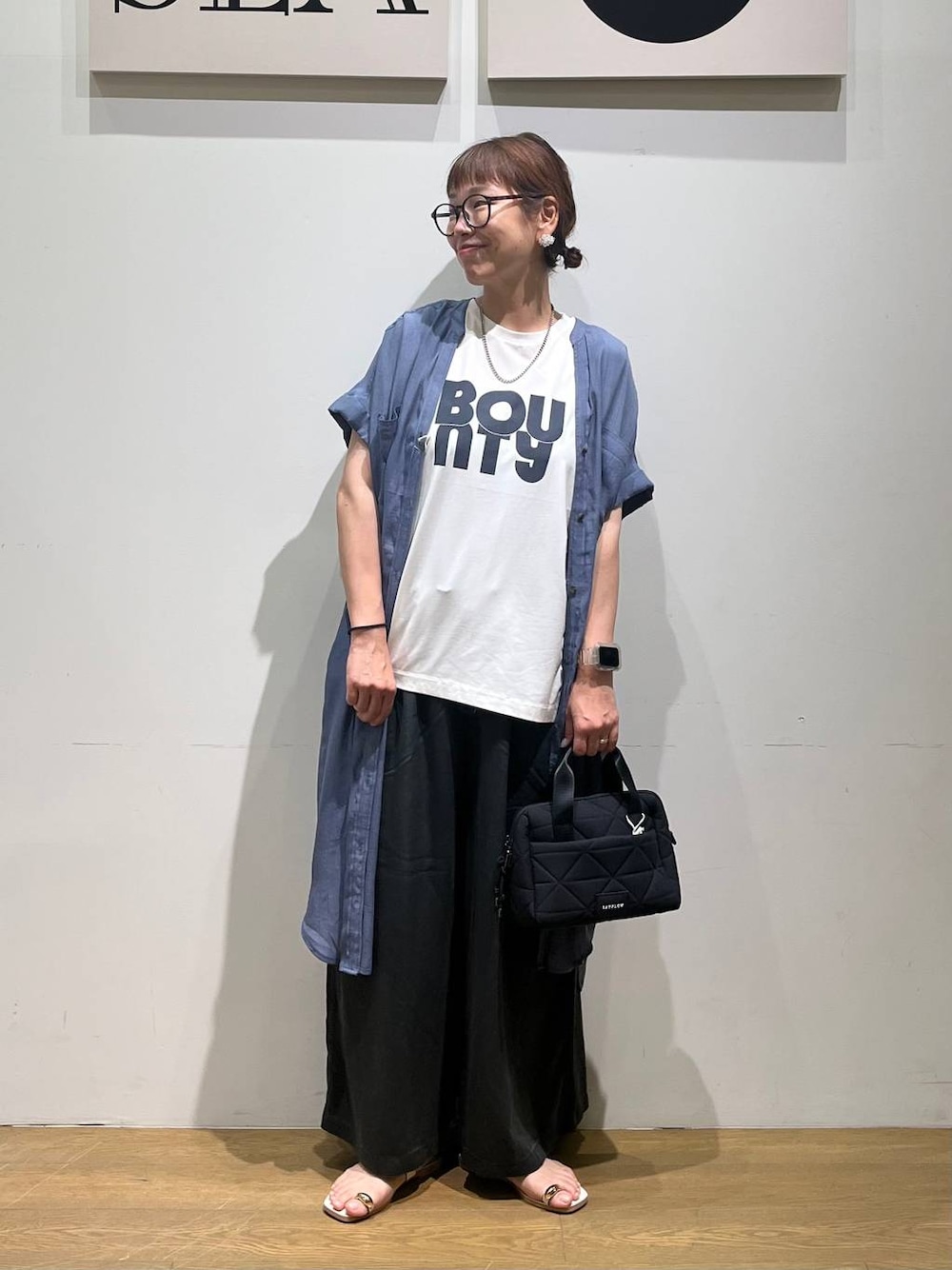 「BAYFLOW、ナチュラル、ゆったり、ユニセックス、カジュアル、カジュアルコーデ、夏コーデ、ママコーデ」｜「BAYFLOWの[リニューアルして登場!!]カタオシボストン2（ハンドバッグ、ブラック系）」を使った、mocoさん（レディース・165cm）の夏コーディネートの1枚目の写真