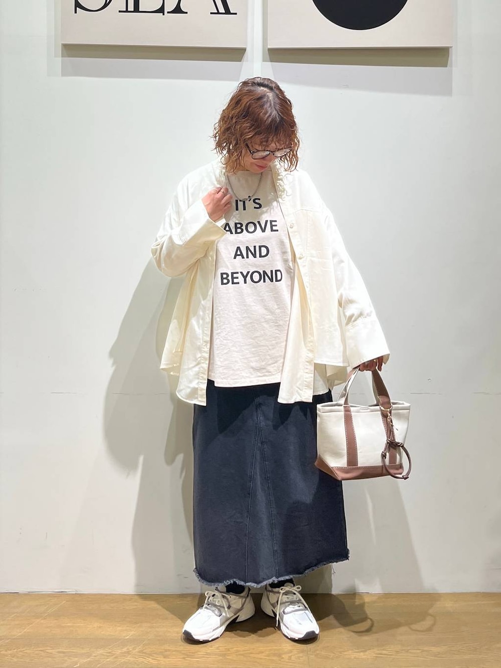 「ゆったり、ユニセックス、カジュアルコーデ、春コーデ、ナチュラル、BAYFLOW、カジュアル」｜「niko and...のオリジナルラージボストン伊達メガネ（メガネ、ブラウン系）」を使った、mocoさん（レディース・165cm）の冬コーディネートの1枚目の写真