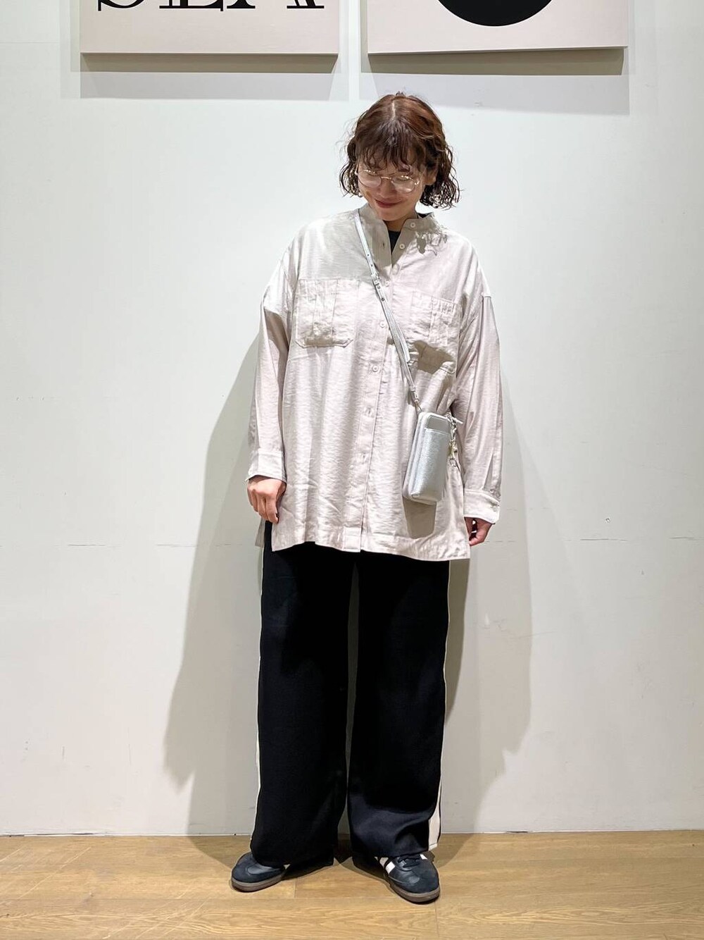 「ナチュラル、ゆったり、ユニセックス、BAYFLOW、カジュアル、大人カジュアル、ママコーデ」｜「BAYFLOWの[スマホ・カード収納可♪]多機能キースターミニウォレットショルダー2（財布、シルバー系）」を使った、mocoさん（レディース・165cm）の春コーディネートの1枚目の写真