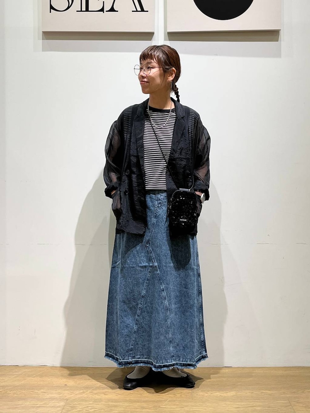 ブラック系のショルダーバッグ、ブラック系のTシャツ/カットソー、ブラック系のテーラードジャケットを着用したレディースの夏コーディネートの1枚目の写真