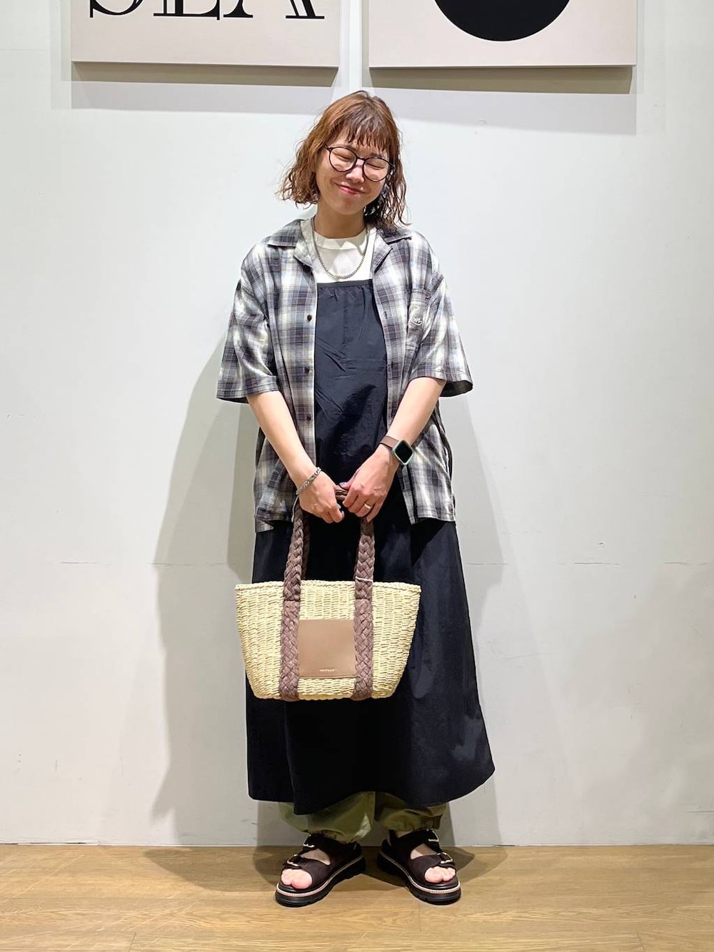 「ナチュラル、ゆったり、ユニセックス、BAYFLOW、カジュアル、カジュアルコーデ、春コーデ、ママコーデ」｜「niko and...のオリジナルラージボストン伊達メガネ（メガネ、ブラウン系）」を使った、mocoさん（レディース・165cm）の春コーディネートの1枚目の写真