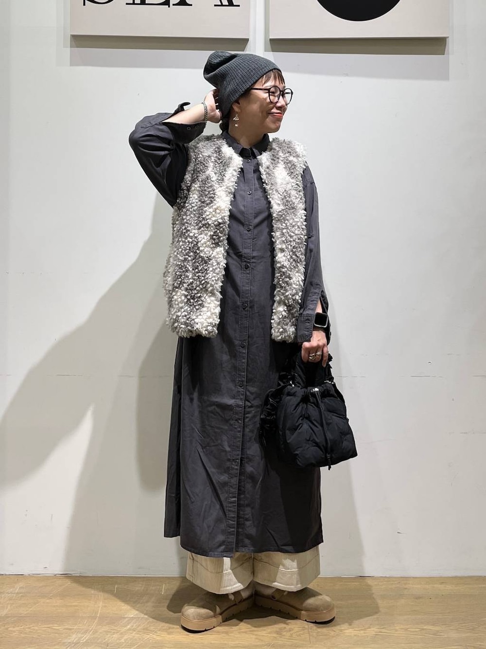グレー系のシャツワンピース、ホワイト系のその他パンツ、ベージュ系のその他シューズを着用したレディースの秋コーディネートの1枚目の写真