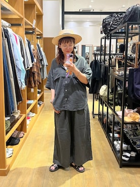 「BAYFLOW（ベイフロー）の[簡単ブラウジング仕様]2WAYスタンダート半袖シャツ（シャツ/ブラウス、グレー系）」を使った、mocoさん（レディース・165cm）の夏コーディネート