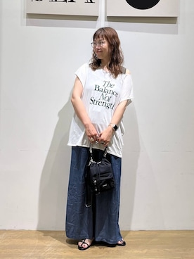 「BAYFLOW（ベイフロー）の[しなやかな素材感]ライトオンスデニムワイドパンツ（デニムパンツ、ブルー系）」を使った、mocoさん（レディース・165cm）の夏コーディネート