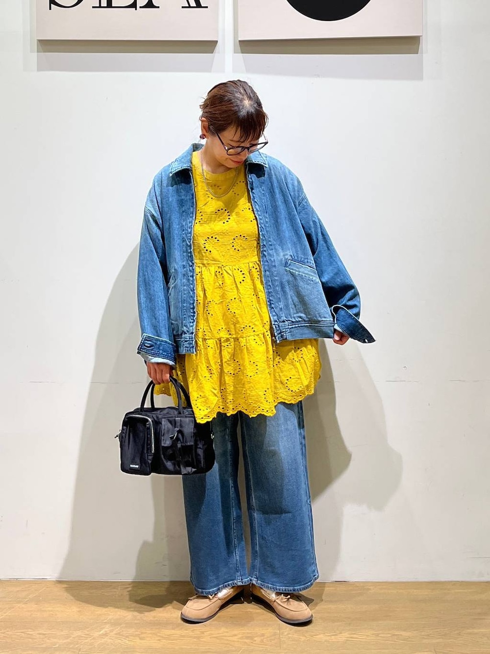 「ナチュラル、ゆったり、ユニセックス、BAYFLOW、カジュアル、カジュアルコーデ、秋コーデ、ママコーデ、セットアップ」｜「BAYFLOWの[500mlのペットボトルも入る]フロントＷポケットボストンバッグ（ハンドバッグ、ブラック系）」を使った、mocoさん（レディース・165cm）の夏コーディネートの1枚目の写真