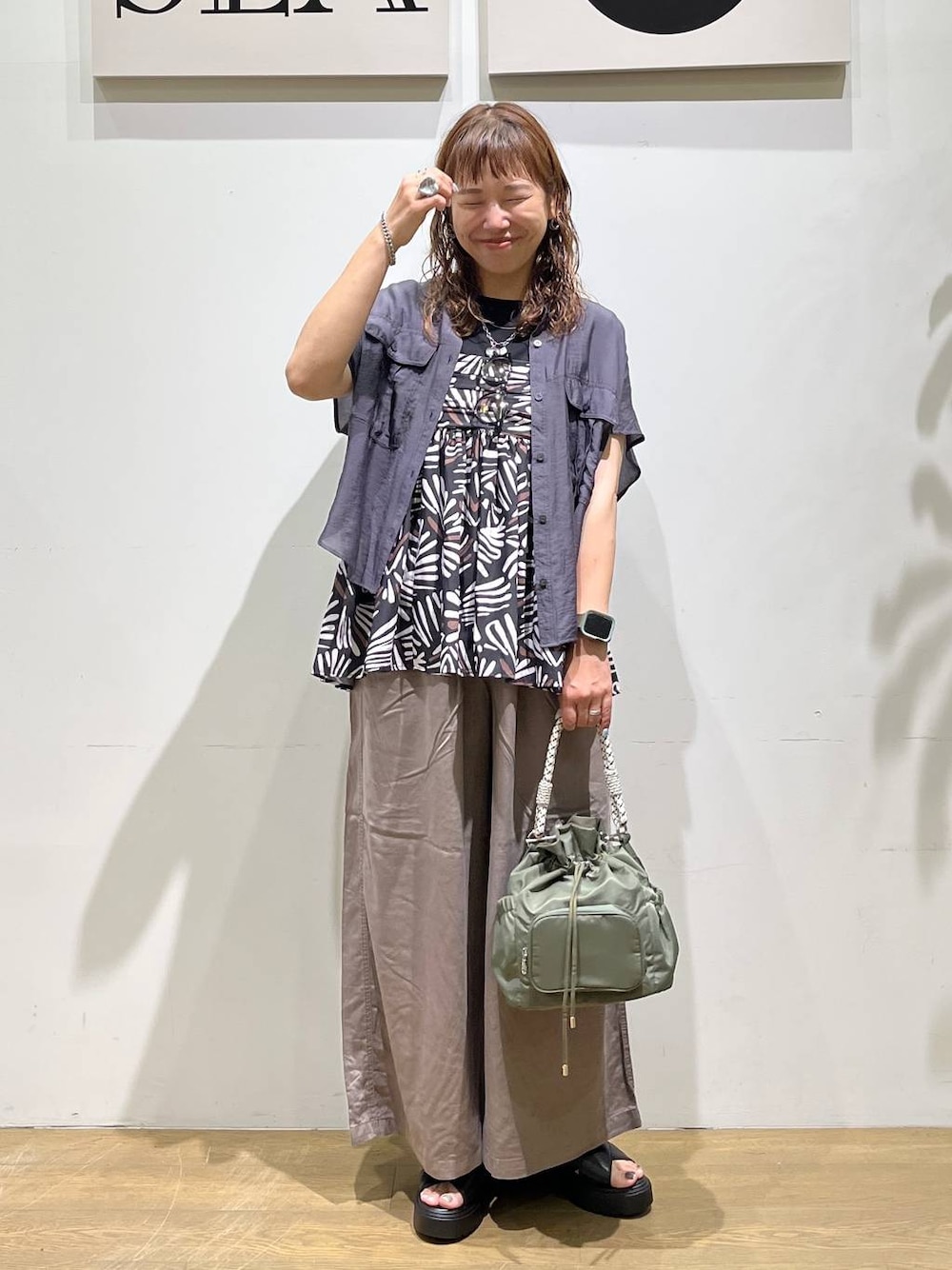 ブラウン系のその他パンツ、グレー系のシャツ/ブラウス、ブラック系のTシャツ/カットソーを着用したレディースの夏コーディネートの1枚目の写真