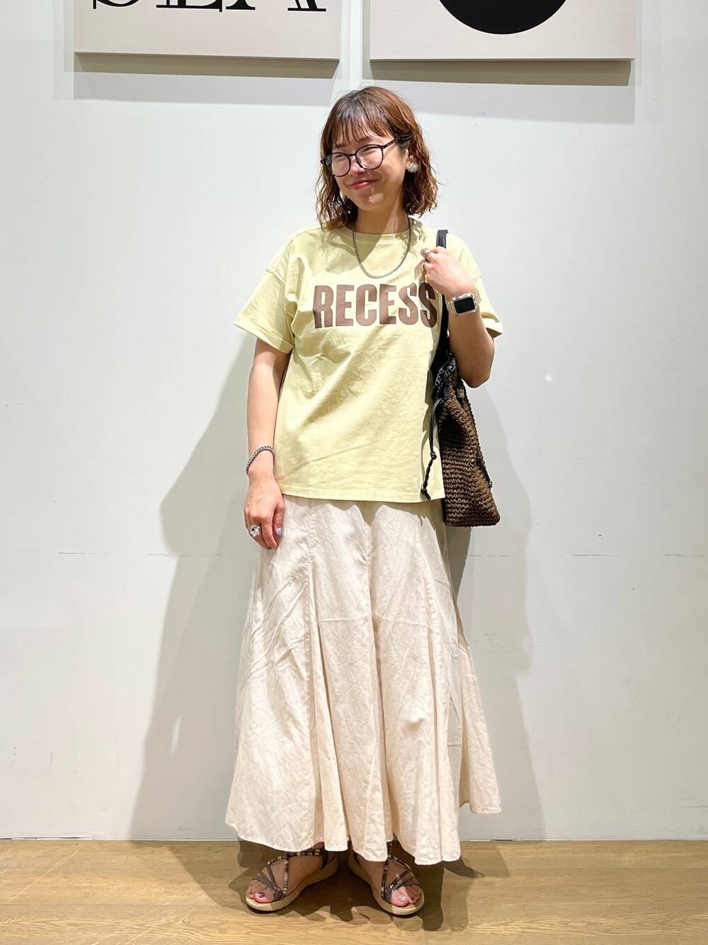「ナチュラル、ゆったり、ユニセックス、BAYFLOW、カジュアル、カジュアルコーデ、夏コーデ、Tシャツ、ママコーデ」｜「BAYFLOWのステンレス喜平ブレスレット（ブレスレット、シルバー系）」を使った、mocoさん（レディース・165cm）の春コーディネートの1枚目の写真