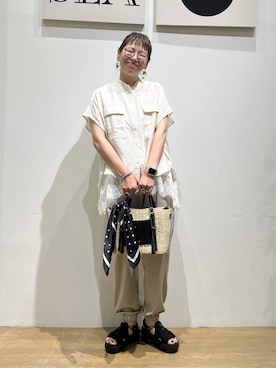 「BAYFLOW（ベイフロー）の[ショートとロングで選べる着丈]シアーワークシャツ（シャツ/ブラウス、ホワイト系）」を使った、mocoさん（レディース・165cm）の春コーディネート