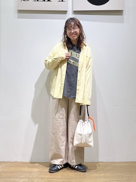 「BAYFLOW（ベイフロー）のアミコミハンドルPU巾着バッグ（ユニセックス）（ショルダーバッグ、ベージュ系）」を使った、mocoさん（レディース・165cm）の春コーディネート