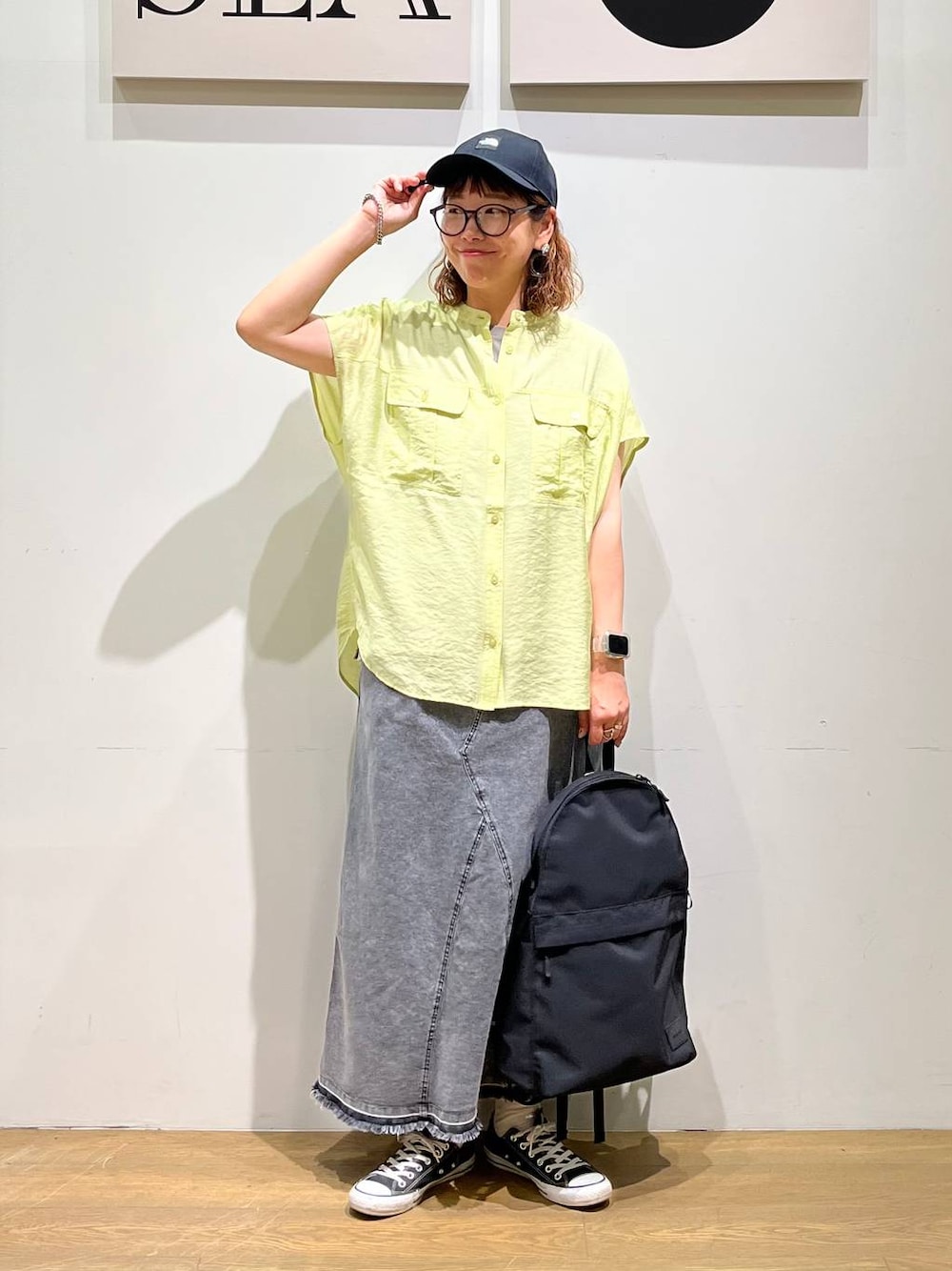「ナチュラル、ゆったり、ユニセックス、BAYFLOW、カジュアル、カジュアルコーデ、夏コーデ、ママコーデ、シャツ」｜「BAYFLOWのステンレス喜平ブレスレット（ブレスレット、シルバー系）」を使った、mocoさん（レディース・165cm）の夏コーディネートの1枚目の写真