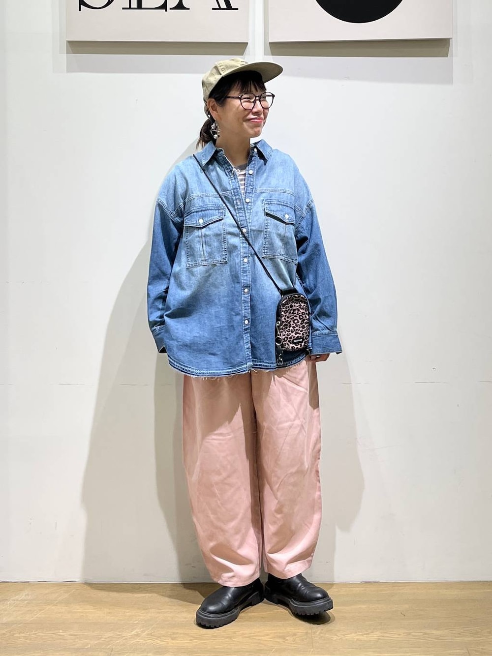 ブラウン系のショルダーバッグ、グレー系のTシャツ/カットソー、ブルー系のシャツ/ブラウスを着用したレディースの秋コーディネートの1枚目の写真