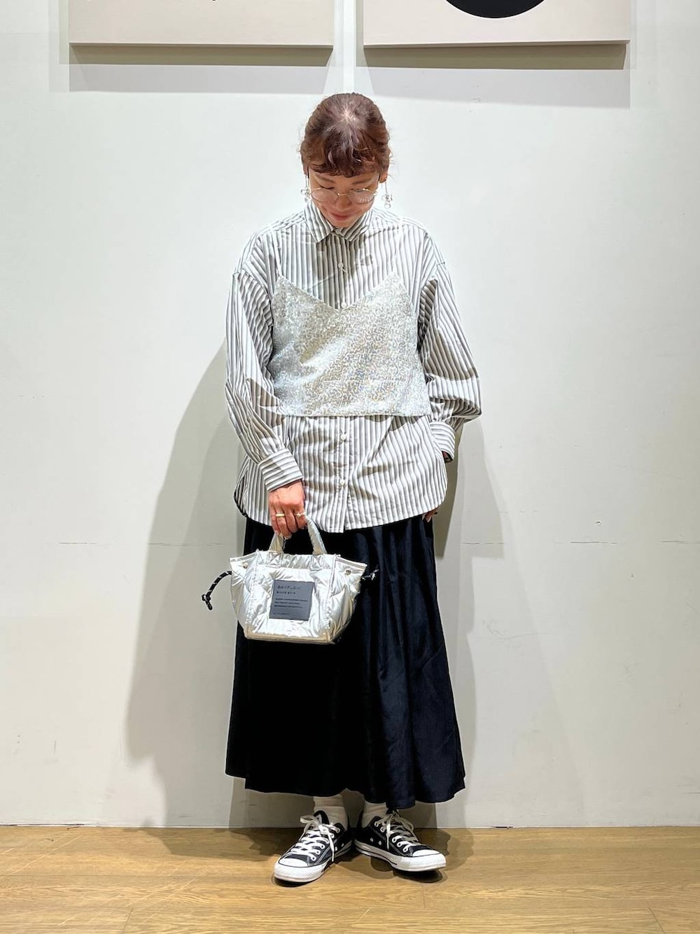 シルバー系のショルダーバッグ、シルバー系のベスト、ブラック系のその他パンツを着用したレディースの夏コーディネートの1枚目の写真