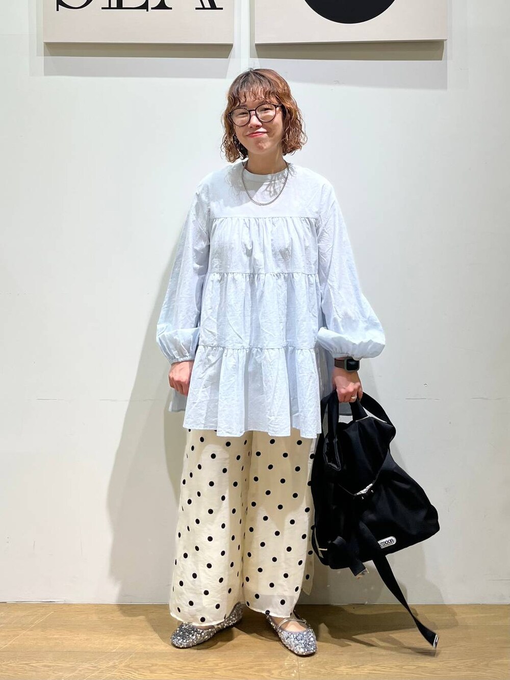 「BAYFLOWJEANS_BAYFLOW、カジュアル、水着、BAYFLOW、ガーリー、ナチュラル、ゆったり、ユニセックス」｜「BAYFLOWのフレフィットスパンメリージェーン（バレエシューズ、シルバー系）」を使った、mocoさん（レディース・165cm）の春コーディネートの1枚目の写真