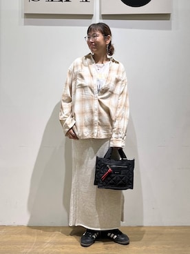 「BAYFLOW（ベイフロー）のサイドレーススウェットスカート（スカート、ベージュ系）」を使った、mocoさん（レディース・165cm）の秋コーディネート