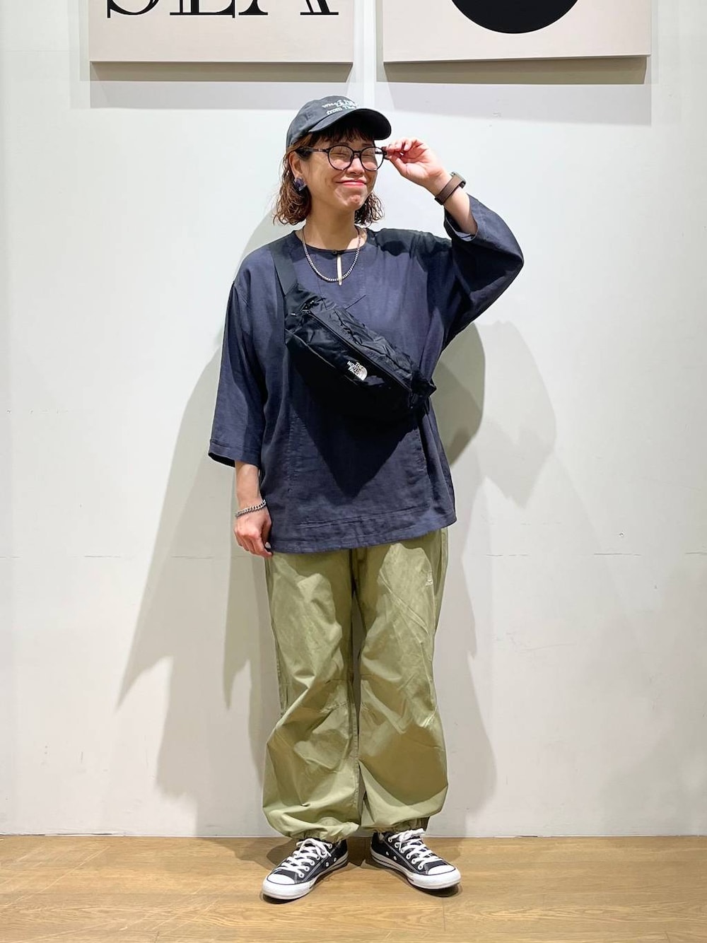 「ナチュラル、ゆったり、ユニセックス、BAYFLOW、カジュアル、カジュアルコーデ、春コーデ、メンズライク」｜「niko and...のオリジナルラージボストン伊達メガネ（メガネ、ブラウン系）」を使った、mocoさん（レディース・165cm）の春コーディネートの1枚目の写真