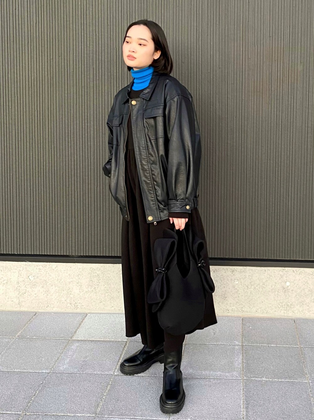 「冬コーデ、休日スタイル、ブラックコーデ、シンプル、レイヤードスタイル、タートルネック、ニット、ワンピース、ブーツ、レザージャケット、UNIQLO、ユニクロ、coca、黒、差し色」｜「coca（coca）のエンボス加工ウエストギャザーフレアワンピース（ワンピース、ブラック系）」を使った、タカラさん（骨格ストレート・レディース・164cm）の冬コーディネートの1枚目の写真