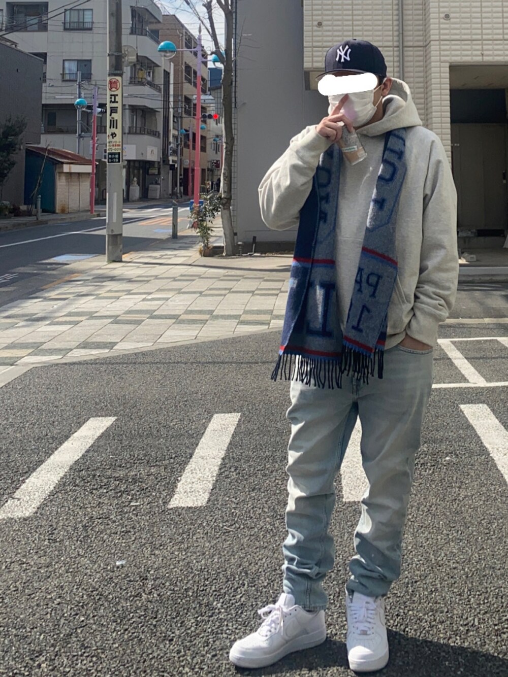 「春コーデ、今日のコーデ、オーバーサイズ、オトナカジュアル、カジュアルコーデ、スニーカー、ストリート、street、スニーカーコーデ、デニム、ビッグシルエット、ラフ、ストリートコーデ、ストリートMIX、ゆるコーデ」｜「NIKEのアイテム（スニーカー、ホワイト系）」を使った、mtnbさん（メンズ・170cm）の春コーディネートの1枚目の写真