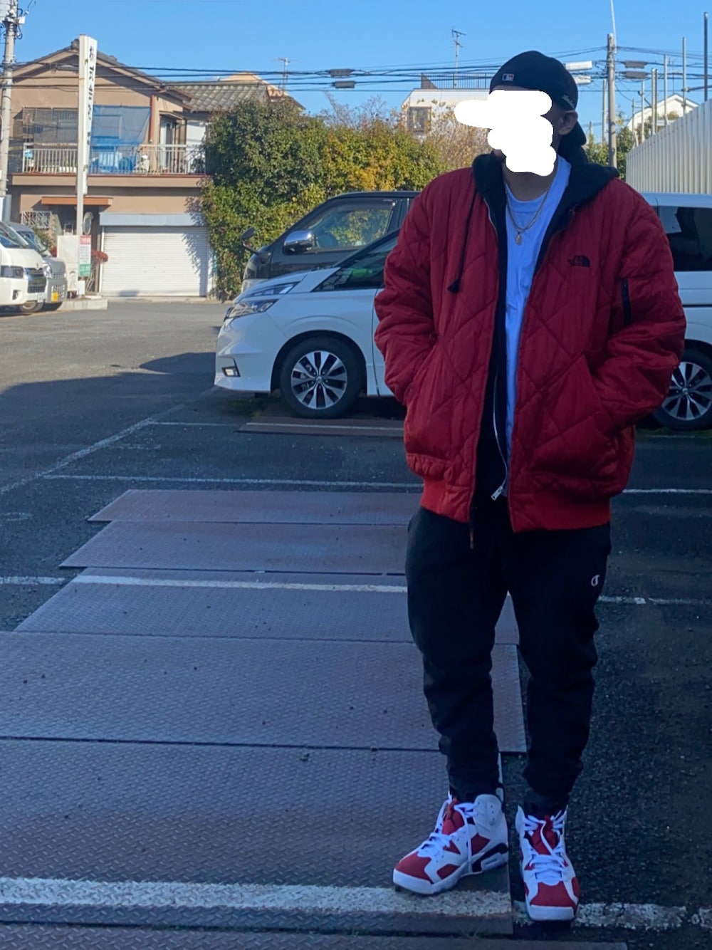 「カジュアル、ビックシルエット、ブラックコーデ、ブラック、ストリート、ストリートMIX、ゆったりコーデ、ラフ、オトナカジュアル、スウェットパンツ、キャップ、スニーカー、スニーカーコーデ、セットアップ」｜「THE NORTH FACEのアイテム（MA-1、レッド系）」を使った、mtnbさん（メンズ・170cm）の冬コーディネートの1枚目の写真