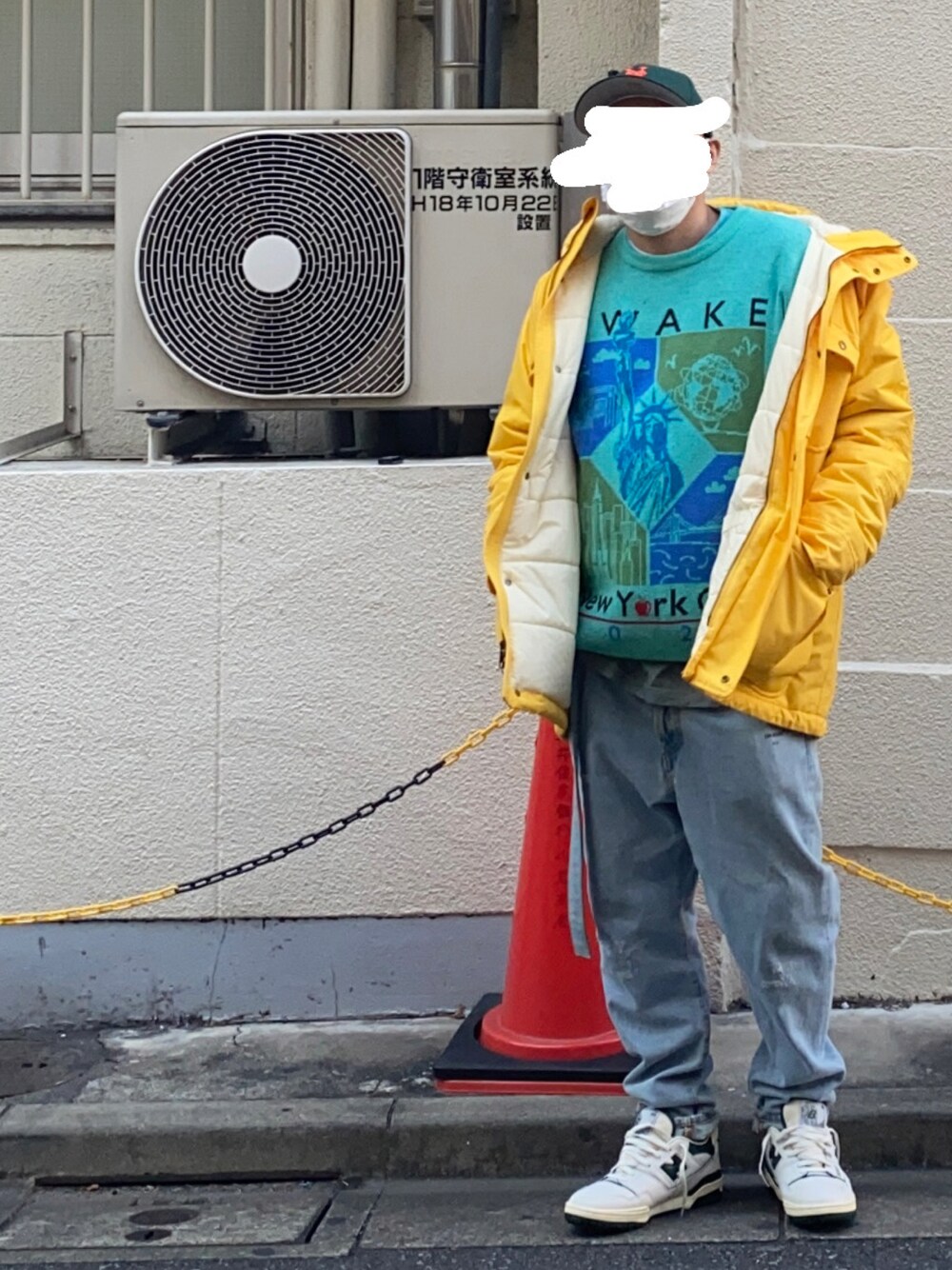 「休日コーデ、ストリート、スニーカー、スニーカーコーデ、ストリートMIX、ストリートコーデ、いいね、save、フォローお願いします🤑、ビッグシルエット、デニムパンツ、大人カジュアル、オトナカジュアル、白スニーカー、ラフ、street、streetstyle」｜「off whiteのアイテム（デニムパンツ、ブルー系）」を使った、mtnbさん（メンズ・170cm）の冬コーディネートの1枚目の写真