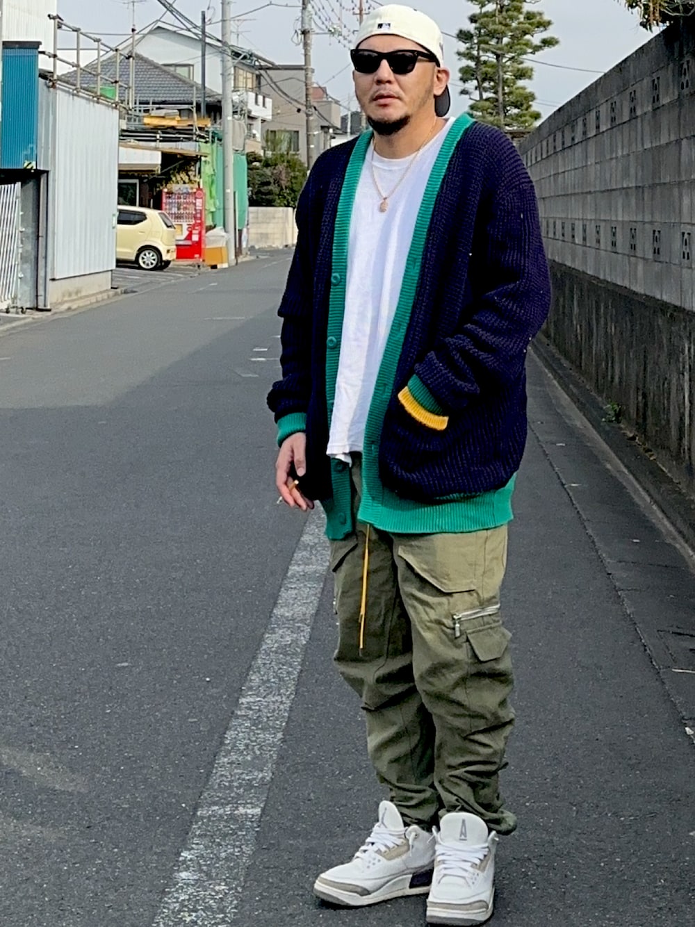 「今日のコーデ、春服、大人カジュアル、メンズコーデ、street、ootd、ストリート、ストリートMIX、カーゴパンツ、NEW ERA、JORDAN3、オトナカジュアル、オーバーサイズ、サングラス、カーディガン」｜「NIKEのアイテム（スニーカー、ホワイト系）」を使った、mtnbさん（メンズ・170cm）の春コーディネートの1枚目の写真