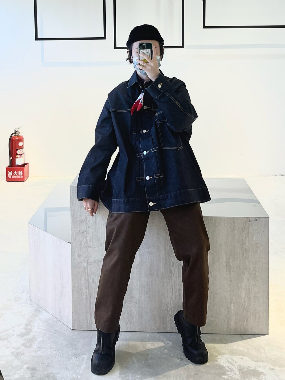 「メンズファッション、きれいめカジュアル、カジュアルコーデ、デニムジャケット、ootd、牛仔外套、丹寧、台灣、今天穿什麼、穿搭、beautiful people、低身長コーデ」｜「nanamicaのアイテム（パンツ、ブラウン系）」を使った、shingoroさん（メンズ・165cm）の冬コーディネートの1枚目の写真