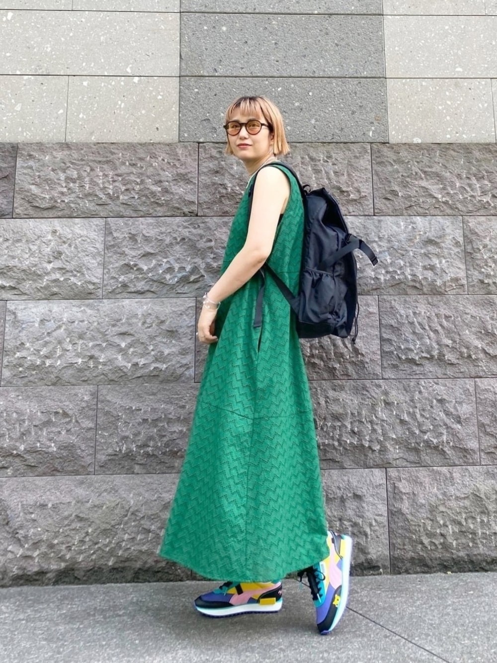 「earPAPILLONNER、BURLAP OUTFITTER、アウトドア、ワンピース、スニーカー、パールネックレス、リュック、サングラス、夏コーデ、ロングワンピース」｜「ear PAPILLONNERのアイレットレースワンピース（ワンピース、グリーン系）」を使った、おぎむさん（レディース・158cm）の春コーディネートの1枚目の写真