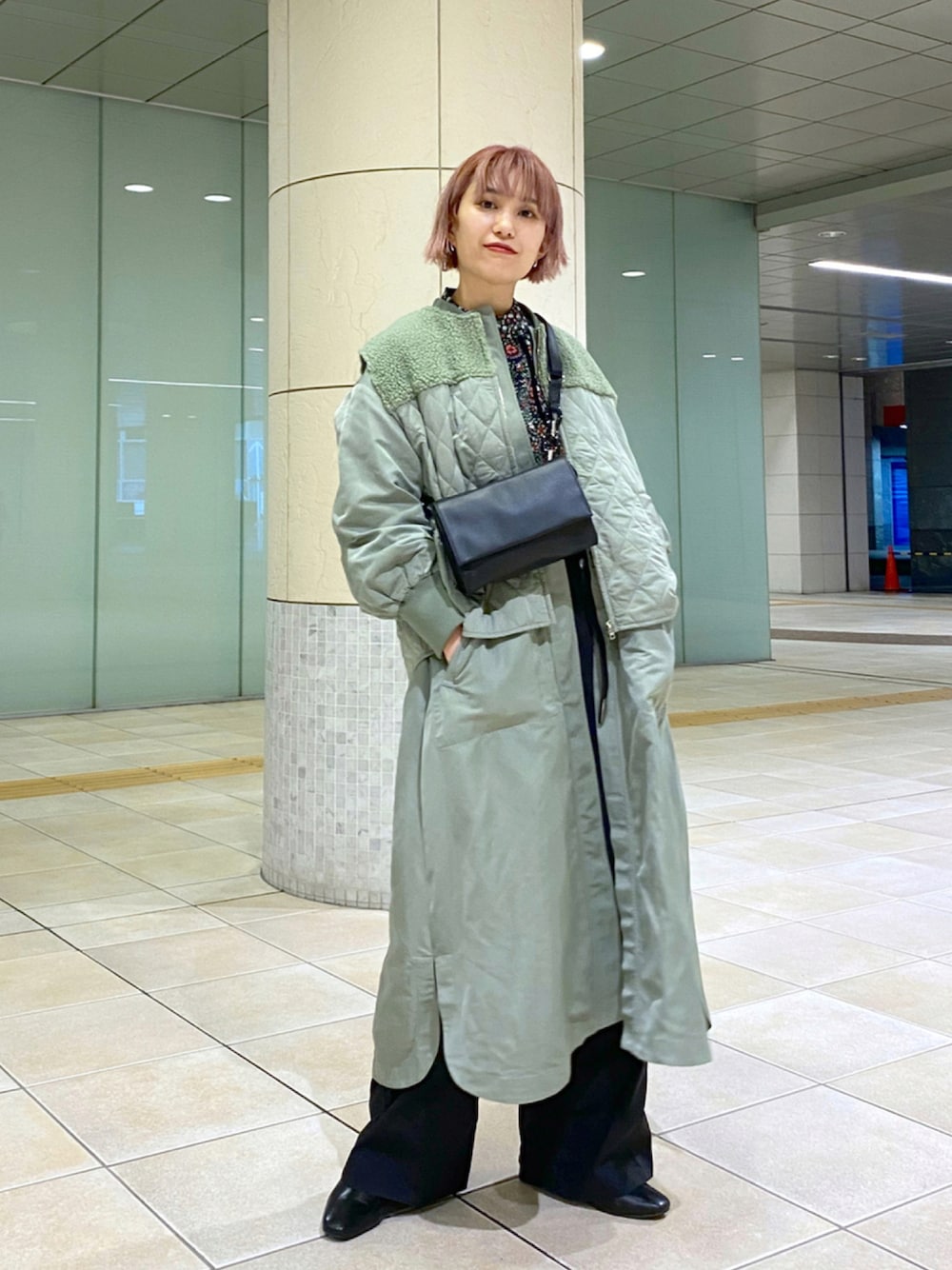 「コート、ブーツ、グリーン、ベスト、レイヤードスタイル、ボリュームスリーブ、花柄ブラウス、earPAPILLONNER、秋服準備はじめました、秋トレンド2021」｜「ear PAPILLONNERの【SUM1 STYLE（スミ スタイル）】キルティングベスト付き３WAY馬刺繍コート（ノーカラーコート、グリーン系）」を使った、おぎむさん（レディース・158cm）の秋コーディネートの1枚目の写真