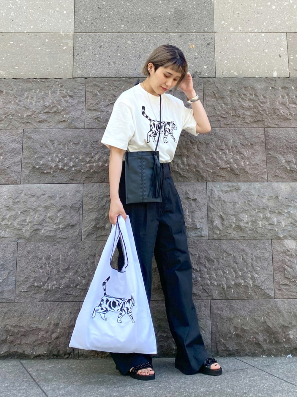 「earPAPILLONNER、UNIQLO、白Tシャツ、ネコ、ミニバッグ、エコバッグ、夏コーデ、休日スタイル、モノトーン、夏だ！Tシャツ着よう！」｜「ear PAPILLONNERの刺繍ネコ エコバッグ収納用ミニバッグ付き（エコバッグ/サブバッグ、ホワイト系）」を使った、おぎむさん（レディース・158cm）の夏コーディネートの1枚目の写真