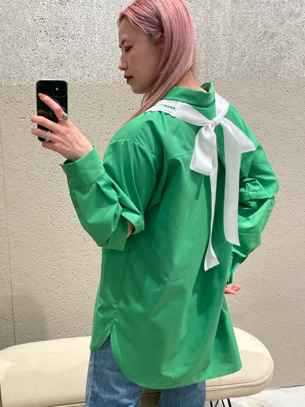 グリーン系のシャツ/ブラウス、ブルー系のデニムパンツ、ブルー系のスニーカーを着用したレディースの春コーディネートの3枚目の写真