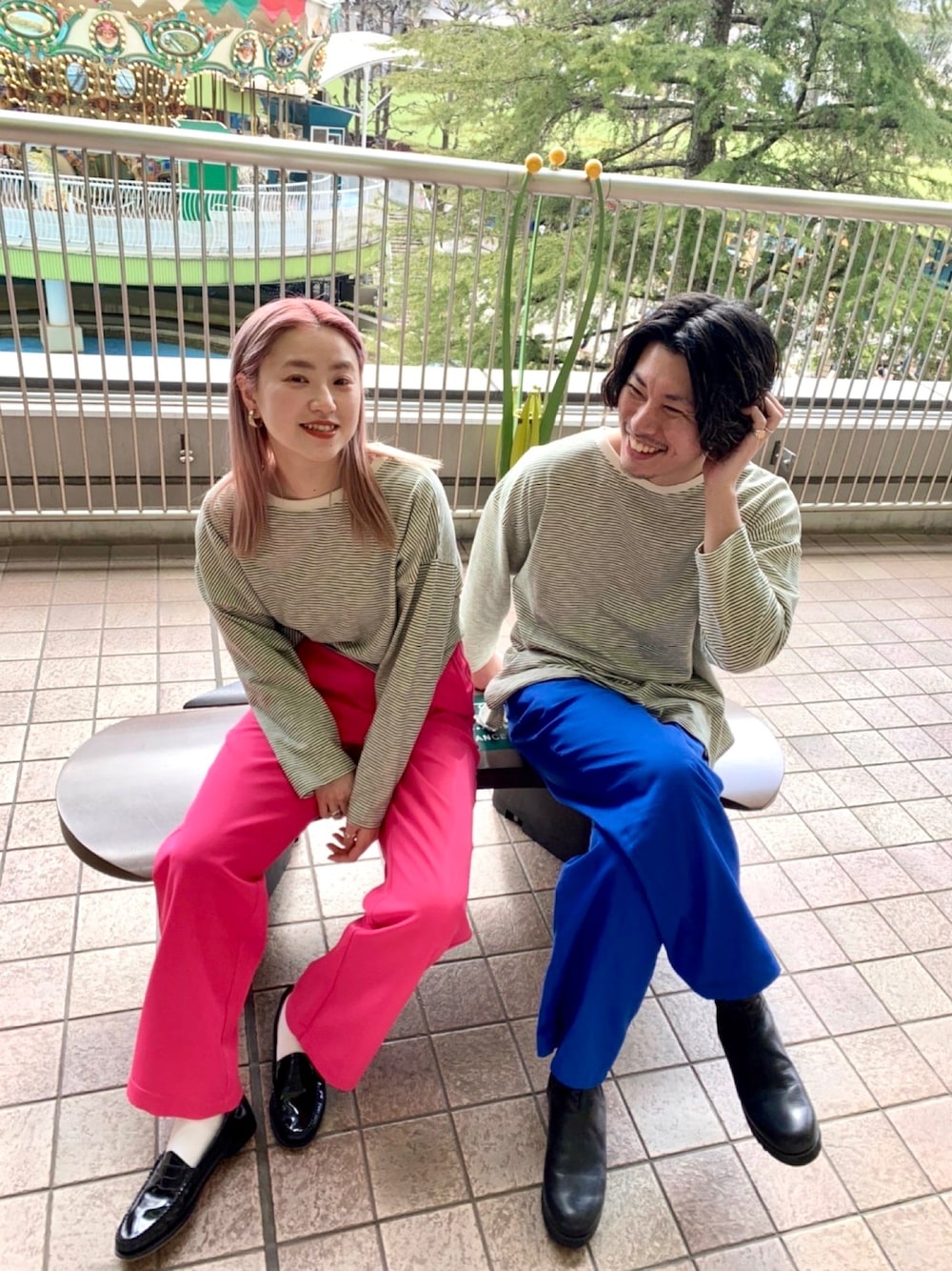 ホワイト系のTシャツ/カットソー、ピンク系のその他パンツ、ブラック系のローファーを着用したレディースの春コーディネートの1枚目の写真