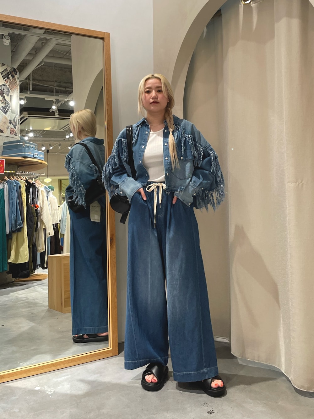 ブルー系のシャツ/ブラウス、ブルー系のデニムパンツ、ブラック系のサンダルを着用したレディースの夏コーディネートの1枚目の写真