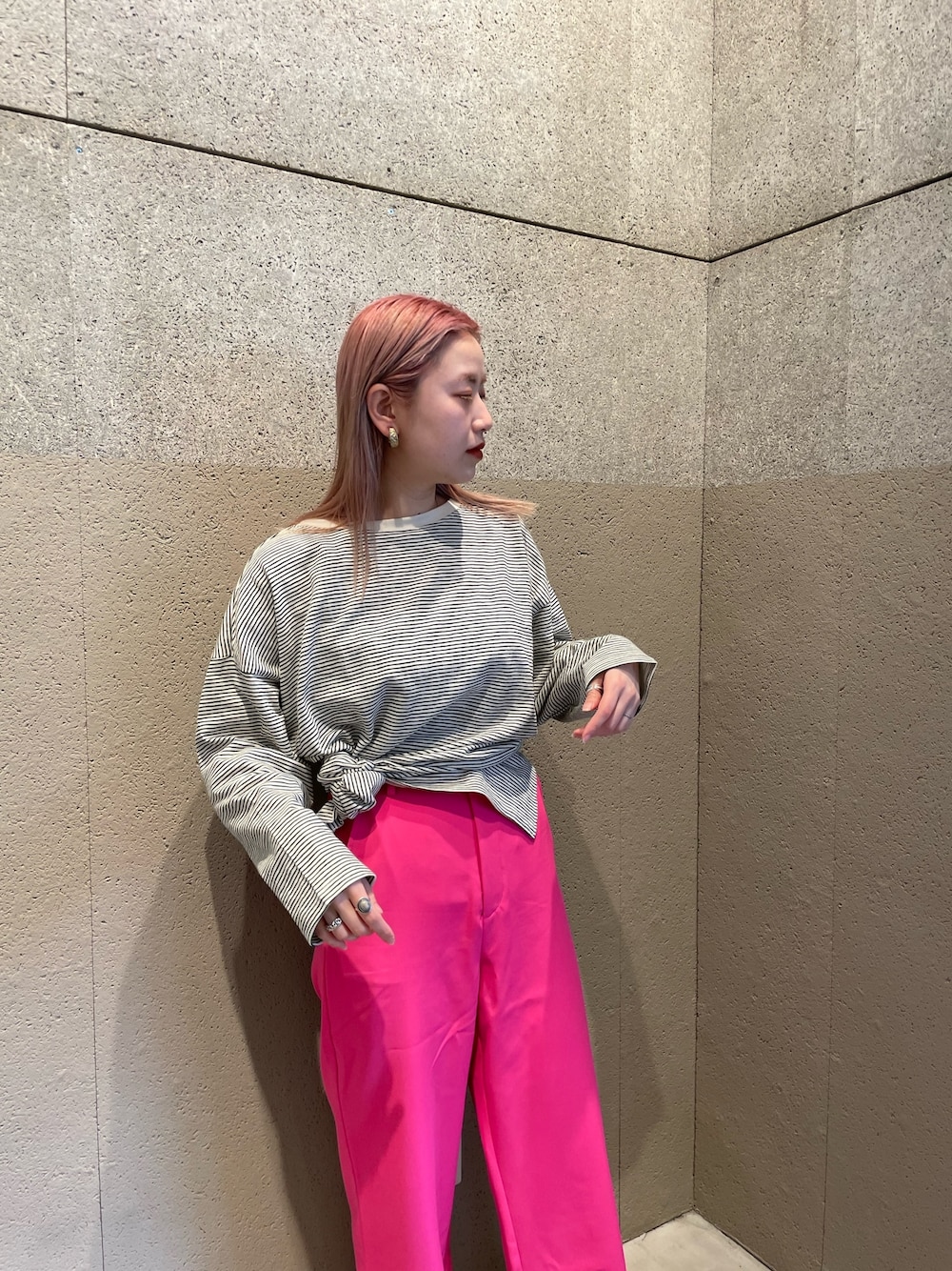 ホワイト系のTシャツ/カットソー、ピンク系のその他パンツ、ブラック系のローファーを着用したレディースの春コーディネートの3枚目の写真