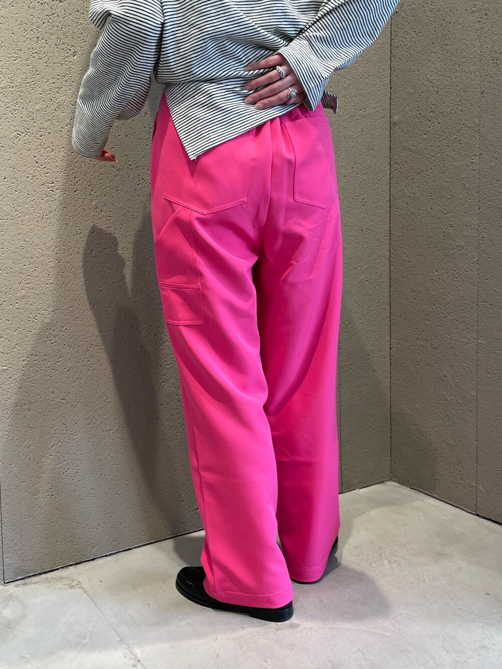 ホワイト系のTシャツ/カットソー、ピンク系のその他パンツ、ブラック系のローファーを着用したレディースの春コーディネートの5枚目の写真