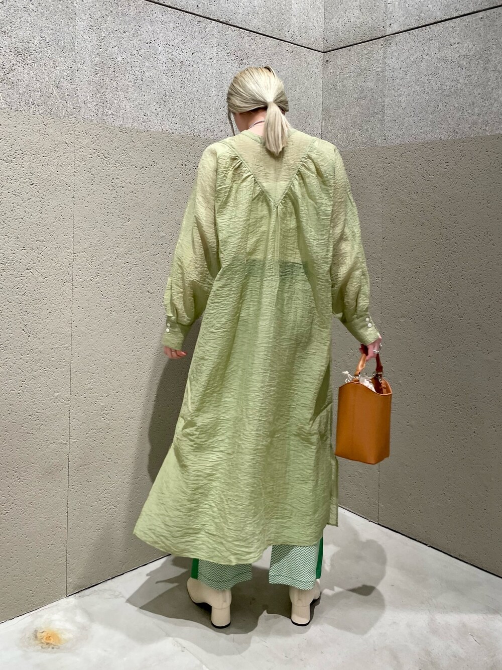 グリーン系のワンピース、イエロー系のトートバッグ、グリーン系のその他パンツを着用したレディースの春コーディネートの3枚目の写真