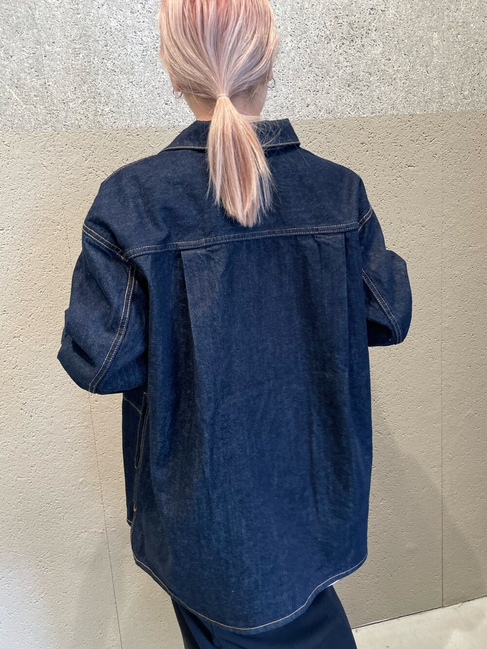 ブルー系のデニムジャケット、レッド系のTシャツ/カットソー、ブラック系のスカートを着用したレディースの春コーディネートの3枚目の写真